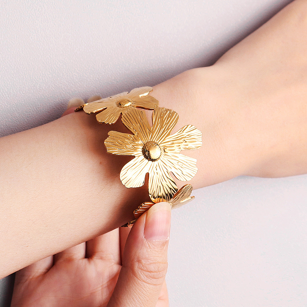 Miallo New Arrival Stainless Steel 18k Gold Plated Bangles Women Creative Fashion Sunflower Hand Jewelry BS-J5553G