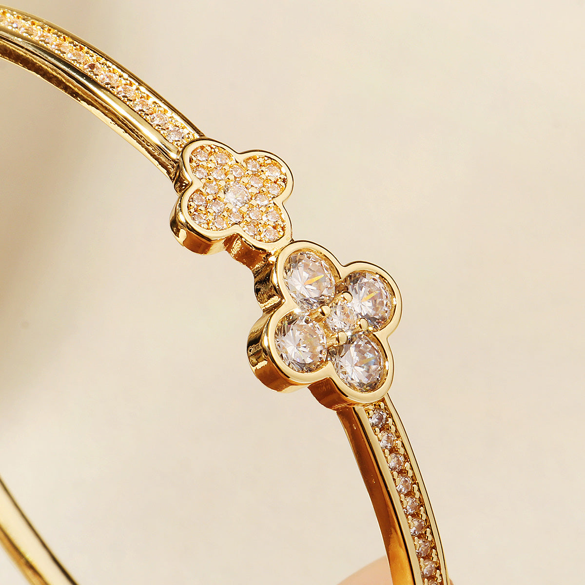 Miallo Light Luxury Zircon Flower Lucky Grass Clasp Bracelet Minimalist Versatile High End Bracelet for Women BS-J5581G
