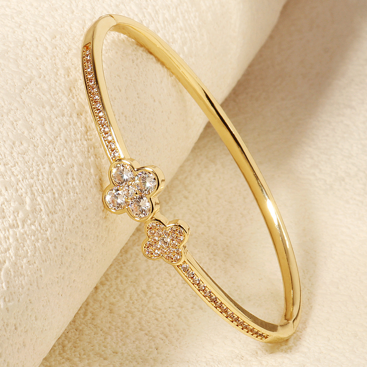 Miallo Light Luxury Zircon Flower Lucky Grass Clasp Bracelet Minimalist Versatile High End Bracelet for Women BS-J5581G